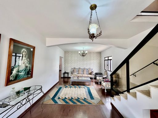 Casa de alto padrão à venda com 5 quartos no Condomínio São Lucas – R$ 1.030.000
📍 Rua Wolfgang Amadeus Mozart (Lot. São Lucas I), São Pedro – Juiz de Fora/MG
Souza e Albano Serviços Imobiliários
📞 (32) 99829-7059 | CNPJ: 53.373.878/0001-39