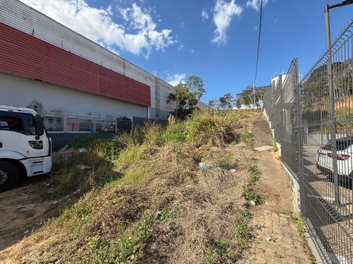 Terreno na Deusdedith Salgado entre Bahamas Mix e Audi disponível para locação em Juiz de Fora/MG. 📍 Souza e Albano Serviços Imobiliários 
📞 (32) 99829-7059 
🧾 CNPJ: 53.373.878/0001-39