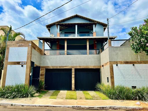 Casa de alto padrão à venda com 5 quartos no Condomínio São Lucas – R$ 1.030.000
📍 Rua Wolfgang Amadeus Mozart (Lot. São Lucas I), São Pedro – Juiz de Fora/MG
Souza e Albano Serviços Imobiliários
📞 (32) 99829-7059 | CNPJ: 53.373.878/0001-39