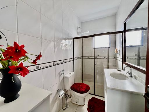 Casa de alto padrão à venda com 5 quartos no Condomínio São Lucas – R$ 1.030.000
📍 Rua Wolfgang Amadeus Mozart (Lot. São Lucas I), São Pedro – Juiz de Fora/MG
Souza e Albano Serviços Imobiliários
📞 (32) 99829-7059 | CNPJ: 53.373.878/0001-39