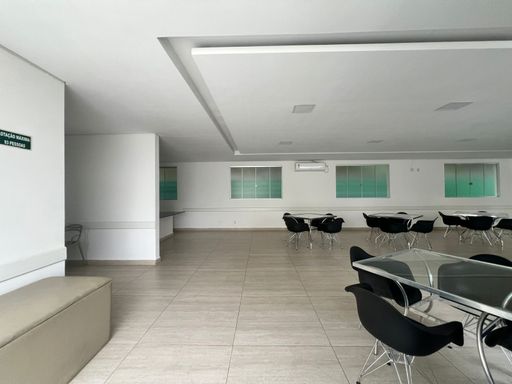 Apartamento de 2 quartos, sala e cozinha integradas em estilo americano, com infraestrutura de lazer completa e segurança 24 horas. Ideal para quem busca praticidade e conforto.