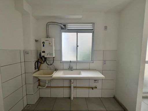 Apartamento de 2 quartos, sala e cozinha integradas em estilo americano, com infraestrutura de lazer completa e segurança 24 horas. Ideal para quem busca praticidade e conforto.