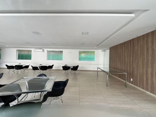 Apartamento de 2 quartos, sala e cozinha integradas em estilo americano, com infraestrutura de lazer completa e segurança 24 horas. Ideal para quem busca praticidade e conforto.