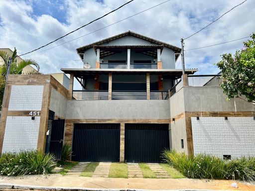 Casa de alto padrão à venda com 5 quartos no Condomínio São Lucas – R$ 1.030.000
📍 Rua Wolfgang Amadeus Mozart (Lot. São Lucas I), São Pedro – Juiz de Fora/MG
Souza e Albano Serviços Imobiliários
📞 (32) 99829-7059 | CNPJ: 53.373.878/0001-39