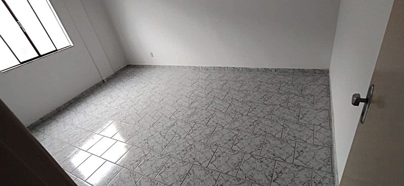 Palavras-chave para ranqueamento no Google: apartamento à venda bairro Progresso Juiz de Fora, 2 quartos Juiz de Fora, imóvel com vaga coberta, Rua Américo Lobo, Souza e Albano Imobiliária, oportunidade Progresso JF, imóvel com fácil acesso a transporte público, apartamento com área de serviço separada.