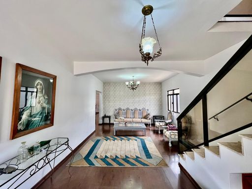 Casa de alto padrão à venda com 5 quartos no Condomínio São Lucas – R$ 1.030.000
📍 Rua Wolfgang Amadeus Mozart (Lot. São Lucas I), São Pedro – Juiz de Fora/MG
Souza e Albano Serviços Imobiliários
📞 (32) 99829-7059 | CNPJ: 53.373.878/0001-39