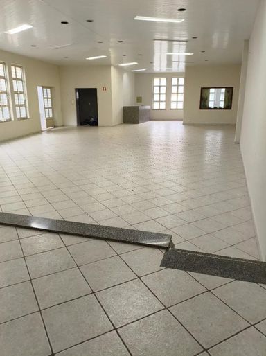 Salão Comercial para Locação | 250m² | Espaço Amplo e Reformado
Ideal para igrejas, academias, estúdios e comércio em geral
Imobiliária: Souza e Albano Serviços Imobiliários | CNPJ: 53.373.878/0001-39