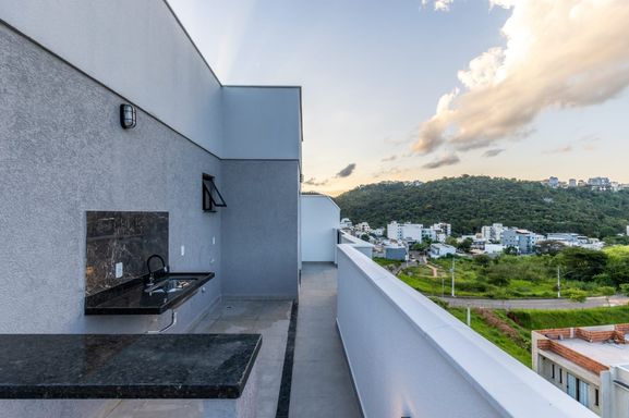 📸 DESCRIÇÃO PARA IMAGEM (inserir nas fotos do imóvel na plataforma Praedium):

Cobertura à venda com 3 quartos no Recanto da Mata – R$ 500.000
📍 Rua Cel. Carlos Sérgio Vidal, 150 – Recanto da Mata – Juiz de Fora/MG
Souza e Albano Serviços Imobiliários
📞 (32) 99829-7059 | CNPJ: 53.373.878/0001-39

Hashtags:
#souzaealbanoservicosimobiliarios #imobiliariasouzaealbano
#coberturaavenda #recantodamata #imoveisjuizdefora

Se quiser ajustar algo ou gerar em outro formato (WhatsApp, redes sociais ou site), é só me avisar!