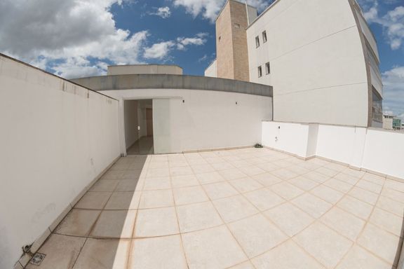Cobertura à venda com 3 quartos (2 suítes) no Estrela Sul – R$ 839.000
📍 Rua Luz Interior, 160 – Estrela Sul – Juiz de Fora/MG
Souza e Albano Serviços Imobiliários
📞 (32) 99829-7059 | CNPJ: 53.373.878/0001-39