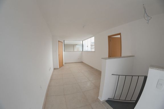 Cobertura à venda com 3 quartos (2 suítes) no Estrela Sul – R$ 839.000
📍 Rua Luz Interior, 160 – Estrela Sul – Juiz de Fora/MG
Souza e Albano Serviços Imobiliários
📞 (32) 99829-7059 | CNPJ: 53.373.878/0001-39