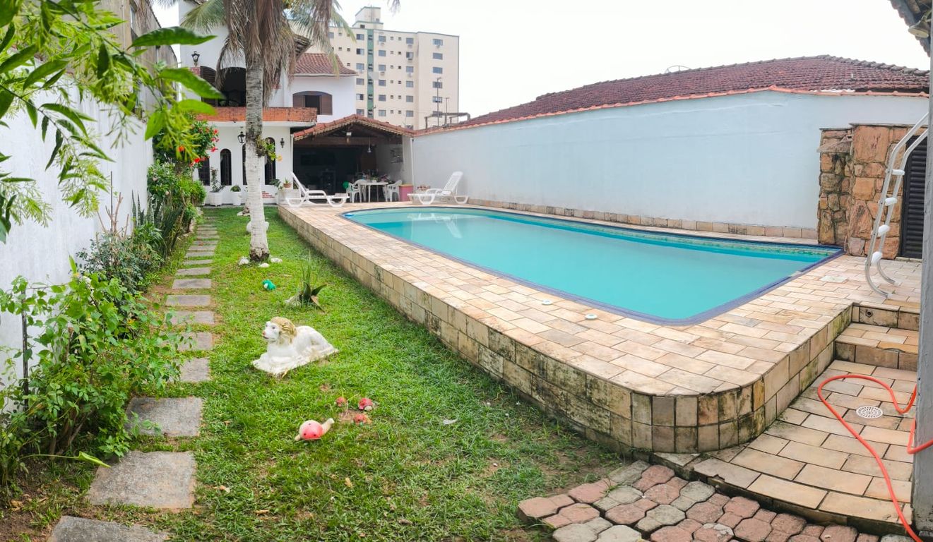 Casa em Nova Mirim, Praia Grande-SP por R$ 995.000