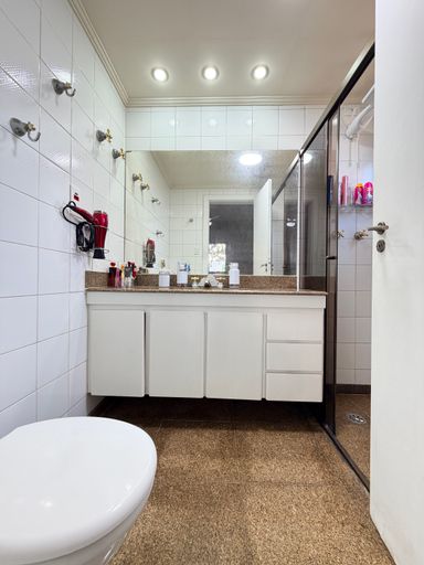 Banheiro da suíte do apartamento
