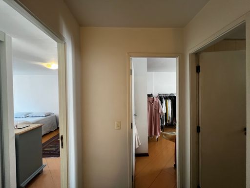 Corredor Interno do Apartamento à Venda no Edifício Renata, no Jardim Paulista, em São Paulo/SP