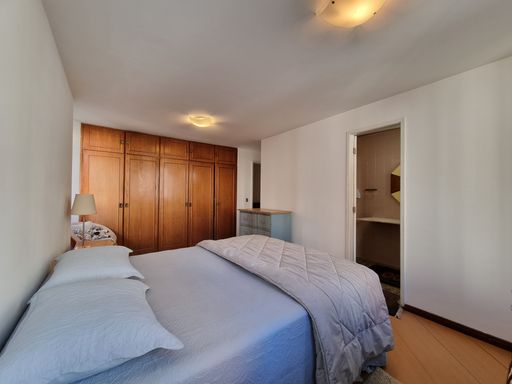 Suíte do Apartamento à Venda no Edifício Renata, no Jardim Paulista, em São Paulo/SP