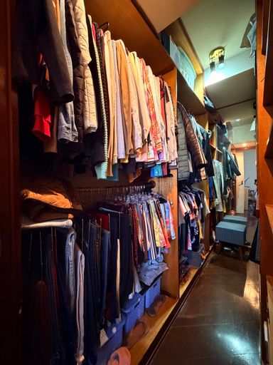 Closet na suíte do apartamento