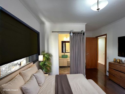 Suíte VIRTUALLY STAGED Apartamento à Venda no Edifício Solar das Palmeiras, na Vila Mariana, em São Paulo