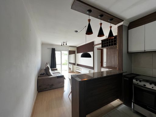 Cozinha + sala do apartamento no Edifício Mirante do Salto