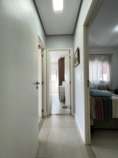 Corredor interno do apartamento à venda na Vila Gumercindo, em São Paulo