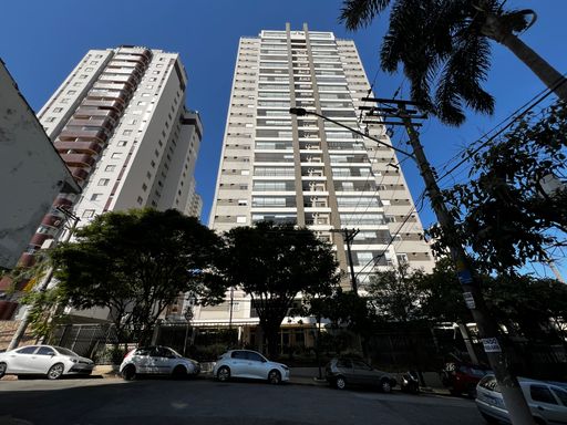 Fachada do prédio do apartamento à venda na Vila Gumercindo, em São Paulo