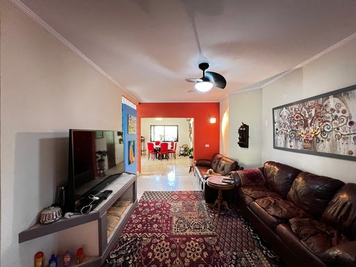 Sala de TV da casa à venda no condomínio Monte Belo, em Salto-SP