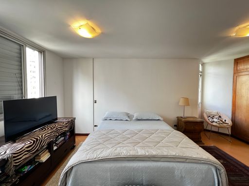 Suíte do Apartamento à Venda no Edifício Renata, no Jardim Paulista, em São Paulo/SP