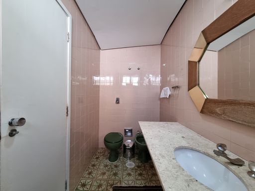 Banheiro da Suíte do Apartamento à Venda no Edifício Renata, no Jardim Paulista, em São Paulo/SP