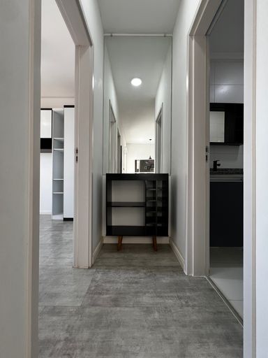 Corredor interno do apartamento de 2 dormitórios para locação no Moutonnée Residence, em Salto/SP