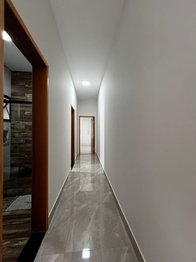 Corredor interno da casa à venda no Condomínio Parque Imperial, em Salto/SP