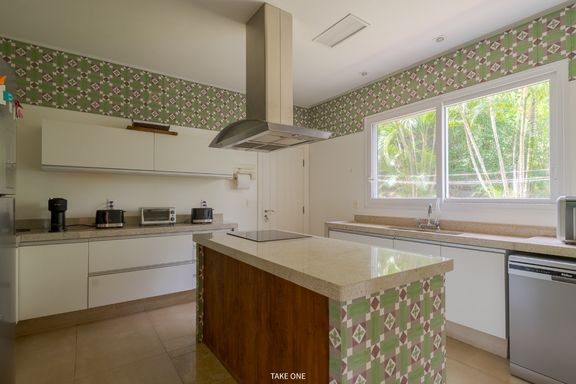 Cozinha da mansão à venda no Lagos de Shanadú, em Indaiatuba-SP