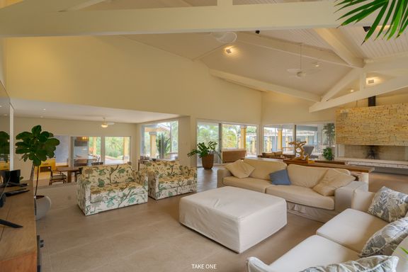 Sala da mansão à venda no Lagos de Shanadú, em Indaiatuba-SP