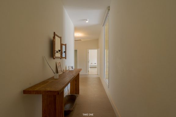 Corredor interno da mansão à venda no Lagos de Shanadú, em Indaiatuba-SP