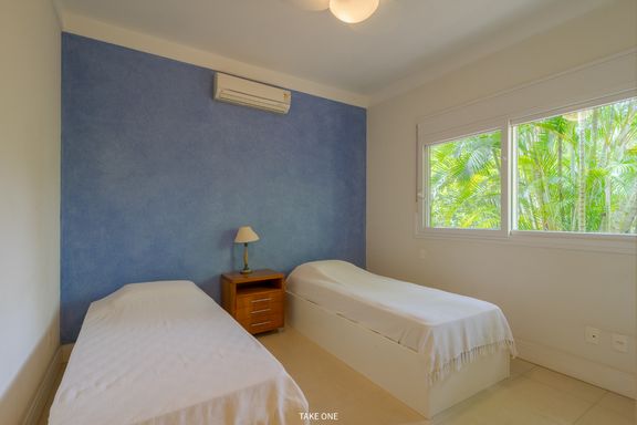 Suíte da mansão à venda no Lagos de Shanadú, em Indaiatuba-SP