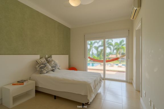 Suíte da mansão à venda no Lagos de Shanadú, em Indaiatuba-SP