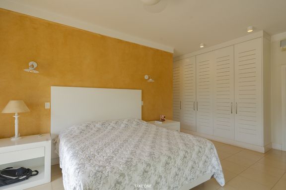 Suíte da mansão à venda no Lagos de Shanadú, em Indaiatuba-SP