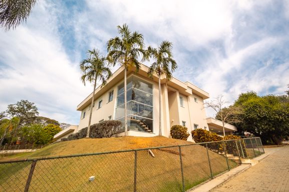 Fachada da mansão à venda no Condomínio Lagos de Shanadú, em Indaiatuba-SP