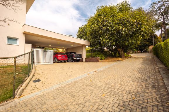 Garagem da mansão à venda no Condomínio Lagos de Shanadú, em Indaiatuba-SP