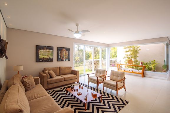 Sala da mansão à venda no Condomínio Lagos de Shanadú, em Indaiatuba-SP