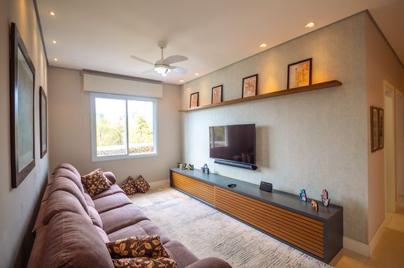 Sala de TV da mansão à venda no Condomínio Lagos de Shanadú, em Indaiatuba-SP