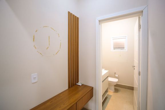 Suíte da mansão à venda no Condomínio Lagos de Shanadú, em Indaiatuba-SP