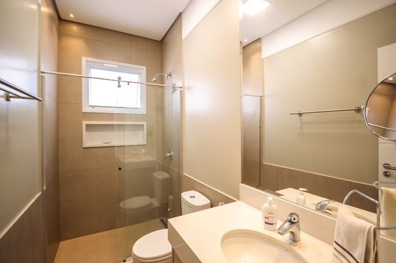 Suíte da mansão à venda no Condomínio Lagos de Shanadú, em Indaiatuba-SP