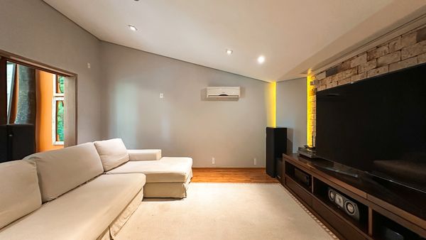 Sala de TV da casa à venda no Condomínio Colinas do Mosteiro de Itaici, em Indaiatuba