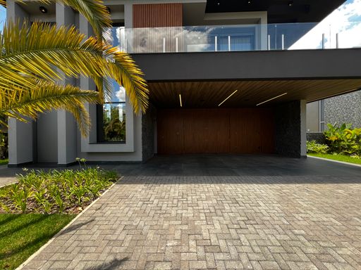 Garagem da Mansão à venda no Campo de Toscana, em Vinhedo-SP