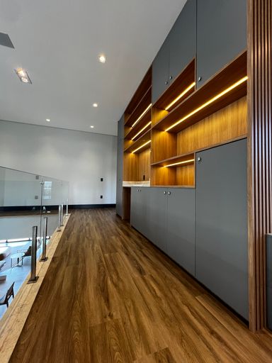 Cozinha de apoio no piso superior da Mansão à venda no Campo de Toscana, em Vinhedo-SP