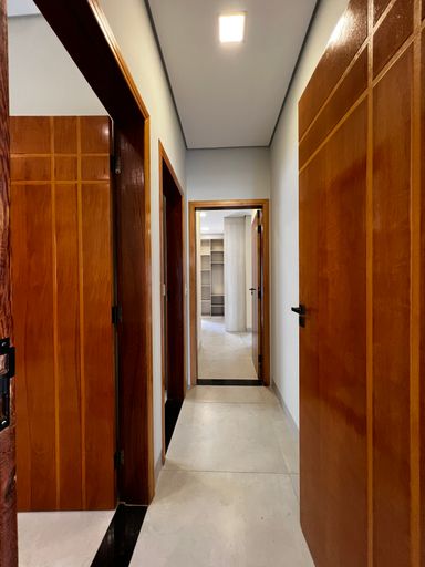 Corredor interno da casa à venda no Condomínio Lagos D'Icaraí, em Salto-SP