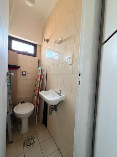 Banheiro de serviço do apartamento
