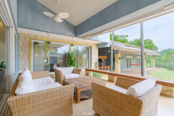 Varanda da mansão à venda no Lagos de Shanadú, em Indaiatuba-SP