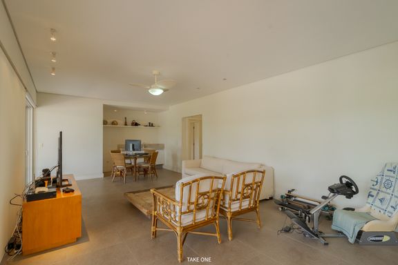 Sala da mansão à venda no Lagos de Shanadú, em Indaiatuba-SP