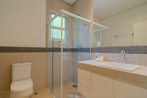 Suíte da mansão à venda no Lagos de Shanadú, em Indaiatuba-SP