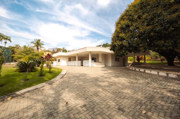 Área externa da mansão à venda no Condomínio Lagos de Shanadú, em Indaiatuba-SP