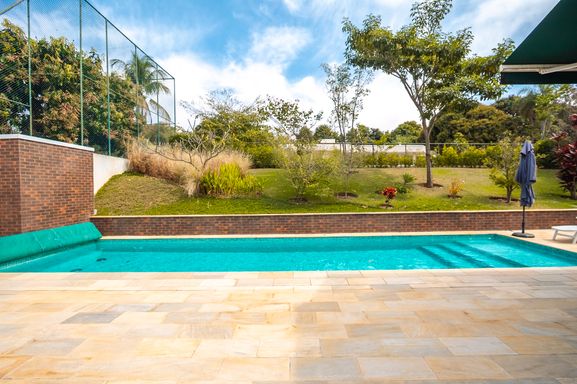 Piscina da mansão à venda no Condomínio Lagos de Shanadú, em Indaiatuba-SP